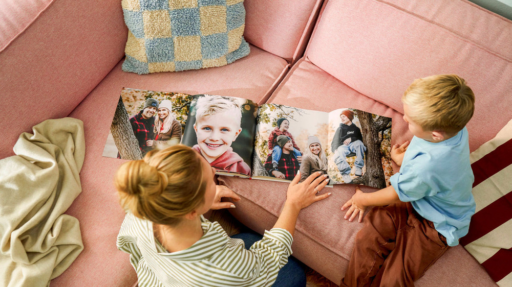 Auf einer Panoramaseite kommen im Fotobuch die schönsten Erlebnisse der Familie besonders gut zur Geltung. Foto: DJD/CEWE