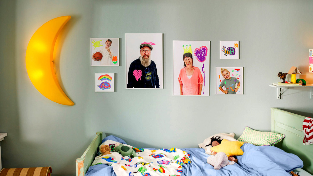 Mit Fotos und kleinen Kunstwerken der Kids wird die Wandgestaltung zum Blickfang. Foto: DJD/CEWE