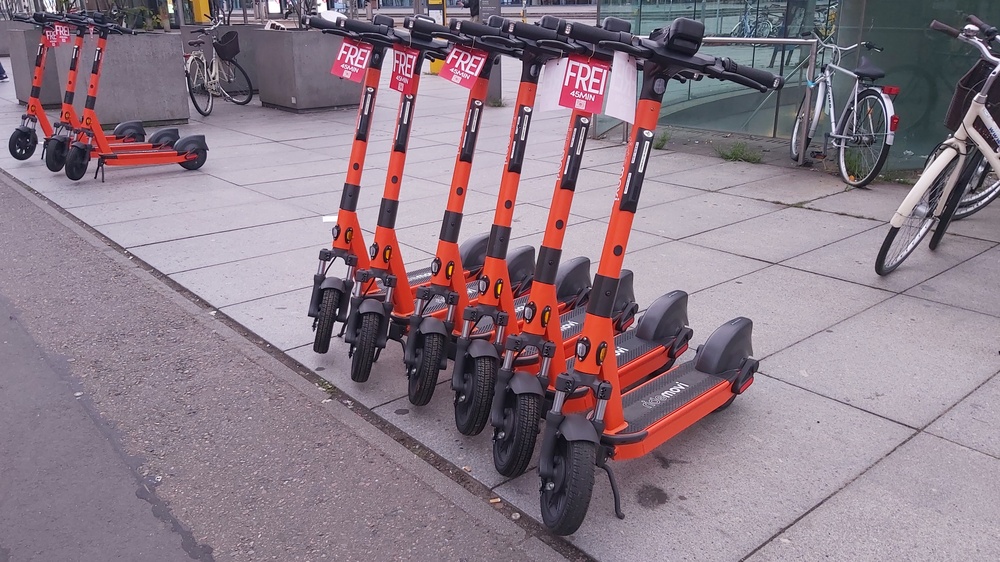 Auch neue E-Scooter von RideMovi sind mittlerweile im Stadtbild angekommen. Foto: MeiDresden.de