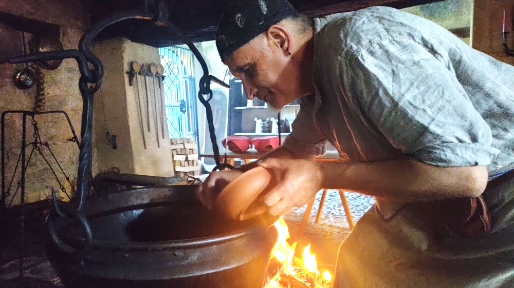 Rotes Gold in Schwarzer Küche - mit Safran wurde bereits im Mittelalter gewürzt © Schloss Rochlitz