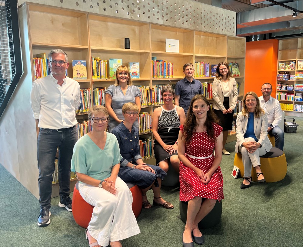 Kulturbürgermeisterin Annekatrin Klepsch (2. v.l.), Direktorin der Städtischen Bibliotheken Dresdens, Marit Kunis (6. v.l.), Janett Rusek (4. v.l.) und alle Projektbeteiligten in der neueröffneten Bibliothek.   Foto: © Landeshauptstadt Dresden