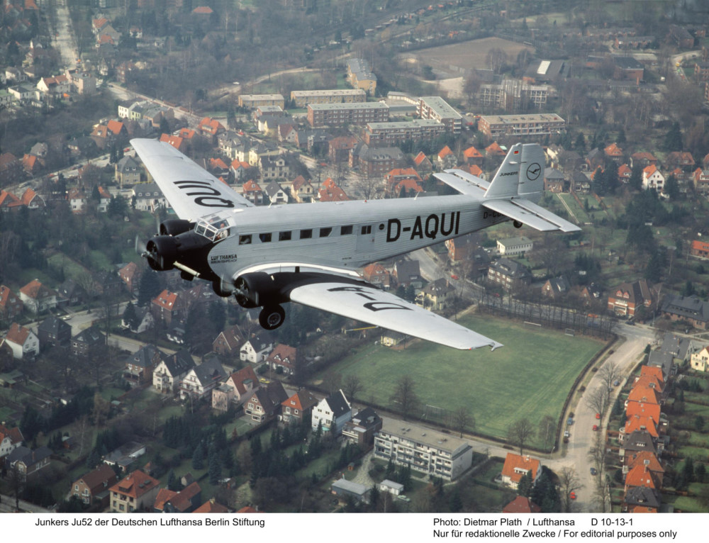 Junkers Ju52 der Deutschen Lufthansa Berlin Stiftung im Flug ?ber Hamburg Photo: Dietmar Plath / Lufthansa 1986 D 10-13-1