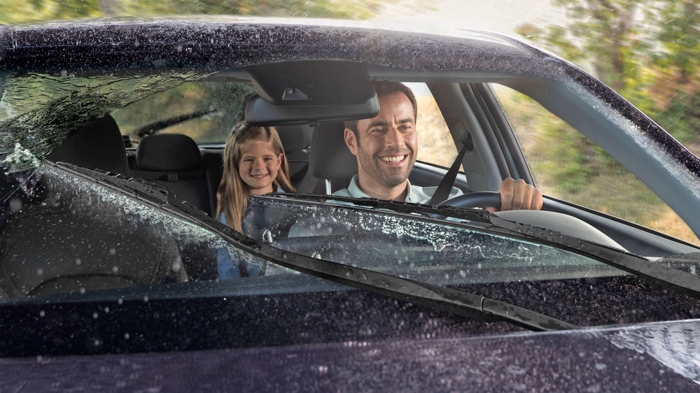 Sicher ans Ziel bei jedem Wetter: Mit einem Herbstcheck des Autos ist man gut für die nasskalte Jahreszeit gerüstet. Foto: DJD/Robert Bosch