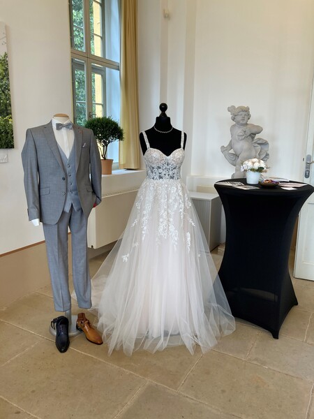 Brautmode zur Hochzeitsmesse im Barockgarten © Syndia Muschalik