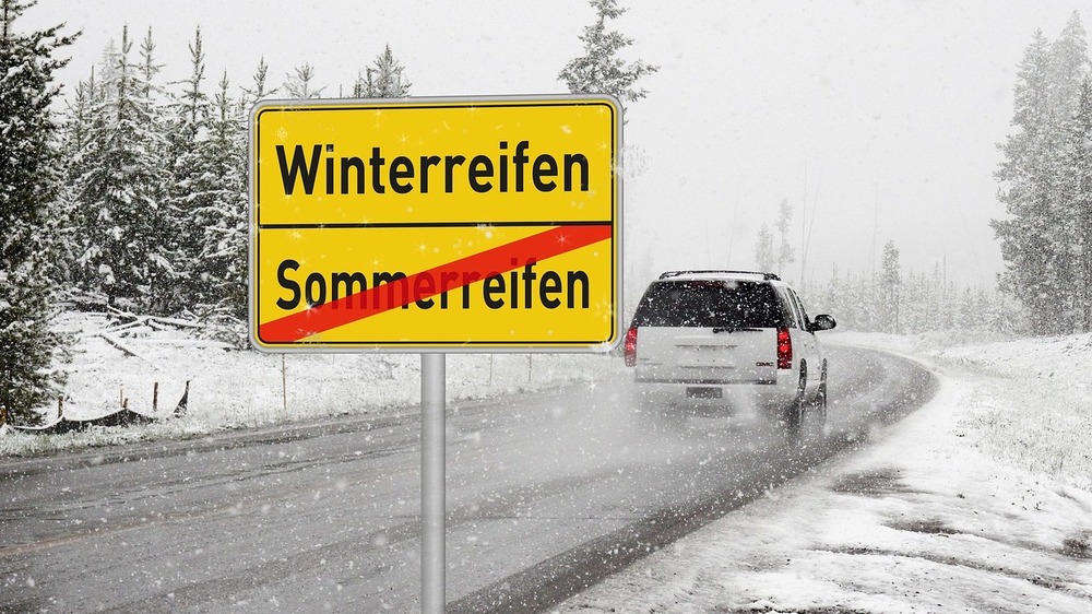 Von O bis O, von Oktober bis Ostern, so die eingängige Regel, gehören wintertaugliche Reifen ans Fahrzeug. Foto: Sabine Kroschel (Pixabay)