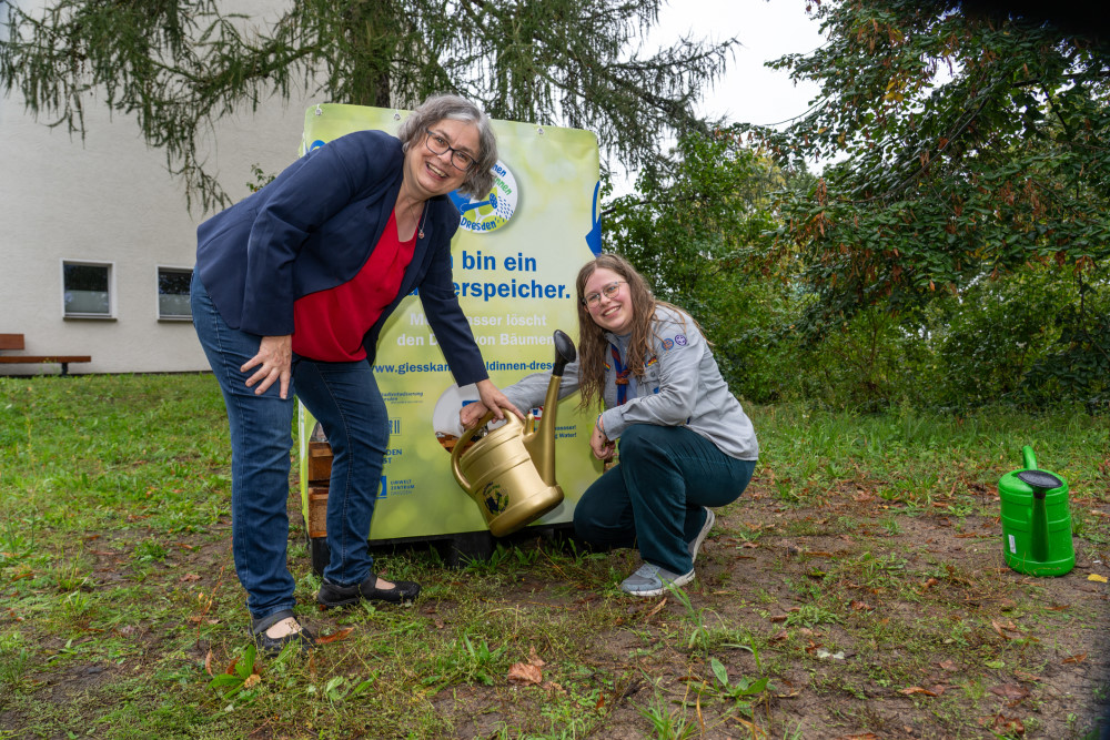 Eva Jähnigen, Bürgermeisterin für Umwelt, Klima, Recht und Ordnung der Landeshauptstadt Dresden (links) und Davida Bäcker, Vertreterin der Pfadfinder:innen der Weinbergskirche Dresden-Trachenberge  Foto: Stadtentwässerung Dresden GmbH 