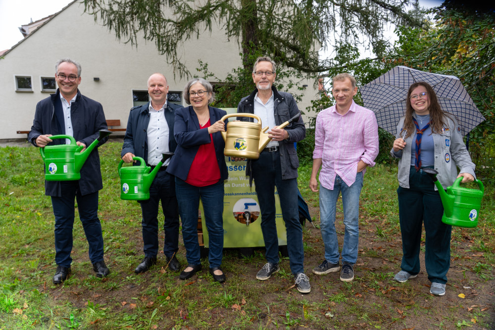 Dr. Florian Reißmann, Mitglied des Kirchenvorstandes Weinbergskirche Dresden-Trachenberge, Ralf Strothteicher, Technischer Geschäftsführer der Stadtentwässerung Dresden GmbH, Eva Jähnigen, Bürgermeisterin für Umwelt, Klima, Recht und Ordnung der Landeshauptstadt Dresden, Dr. Peter Skyba, Gießkannenheld:innen Dresden, Tom Umbreit, Geschäftsführer Umweltzentrum Dresden, •	Davida Bäcker, Vertreterin der Pfadfinder:innen der Weinbergskirche Dresden-Trachenberge (v.l.)  Foto:  Stadtentwässerung Dresden GmbH 