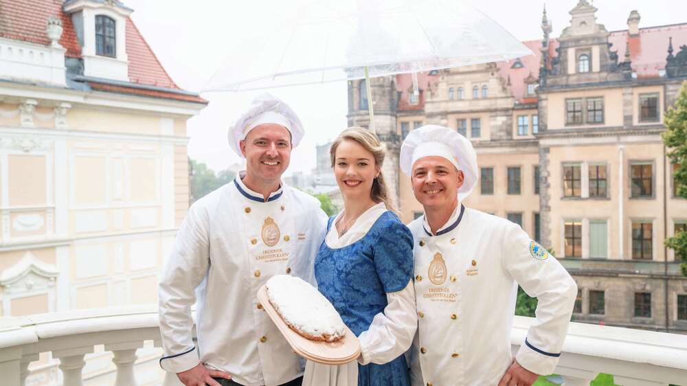Robert Meyer (Geschäftsführer Ottendorfer Mühlenbäcker), Stollenmädchen Johanna Worm, Andreas Wippler (Vorstandsvorsitzender Schutzverband  Dresdner Stollen e.V. Foto:  Schutzverband Dresdner Stollen/Michael Schmidt