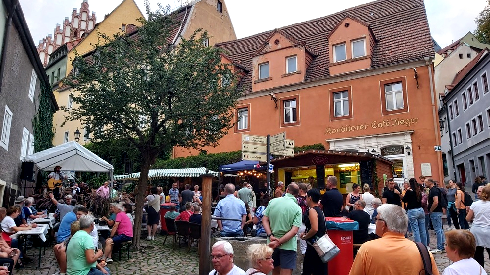"The Blue Boys" aus Gera sorgten vor der Konditorei Ziegler in Meißen für gute Stimmung. Die Kondirorei ist auch für die "Meißner Fummel" bekannt. Foto: MeiDresden,de/ Frank Loose