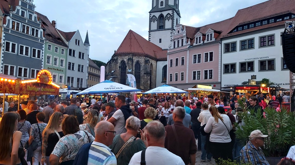 Ausgelassene Stimmung herrschte beim Weinfest in Meißen auf dem Markt. Foto: MeiDresden.de/ Frank Loose