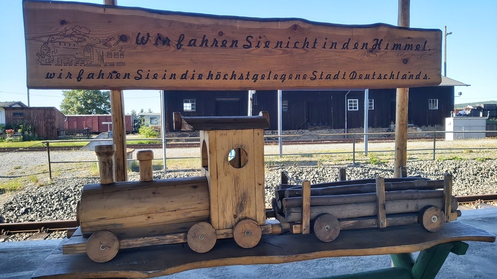 Auf das herzlichste wird man am Bahnhof Cranzahl begrüßt. Von hier aus fährt die Fichtelbergbahn Foto: MeiDresden.de