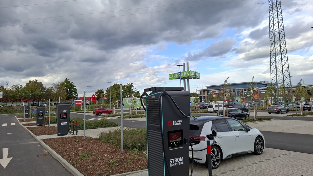 SachsenEnergie nimmt fünf neue Schnellladestationen am Kaufpark Dresden in Betrieb. Foto: SachsenEnergie