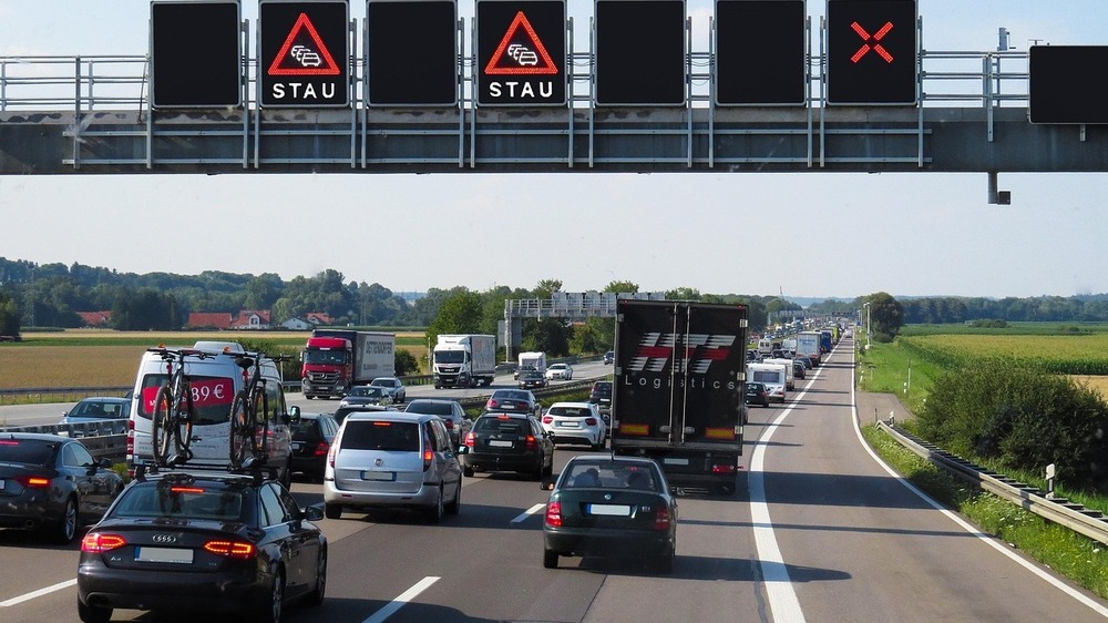Zum langen Wochenende  beginnen auch die Herbstferien in Sachsen, wodurch es auf Autobahnen durchaus zu Staus kommen kann. Foto G. C. (Pixabay)
