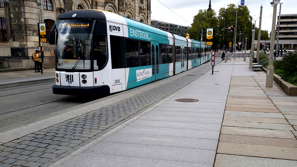 An der Haltestelle Neustädter Markt auf der Augustusbrücke sucht man seit Jahren vergeben nach einer Unterstellmöglichkeit, hier halten die Linien 3, 4 7 und 9. Foto: MeiDresden.de