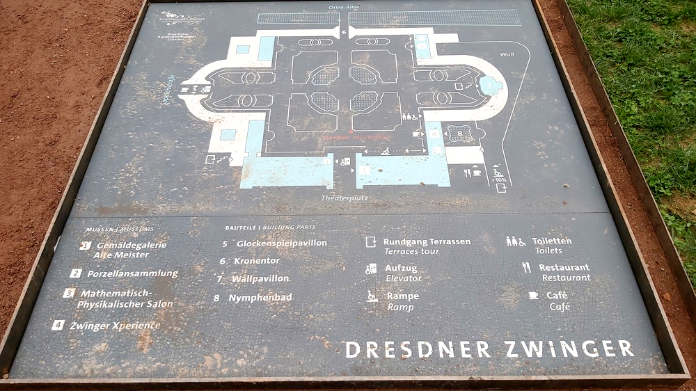Auf einer im Boden eingelassenen Tafel neben dem nordwestllchen Brunnen findet  man die Highlights und Ausstellungen im Dresdner Zwinger. Foto: MeiDresden.de