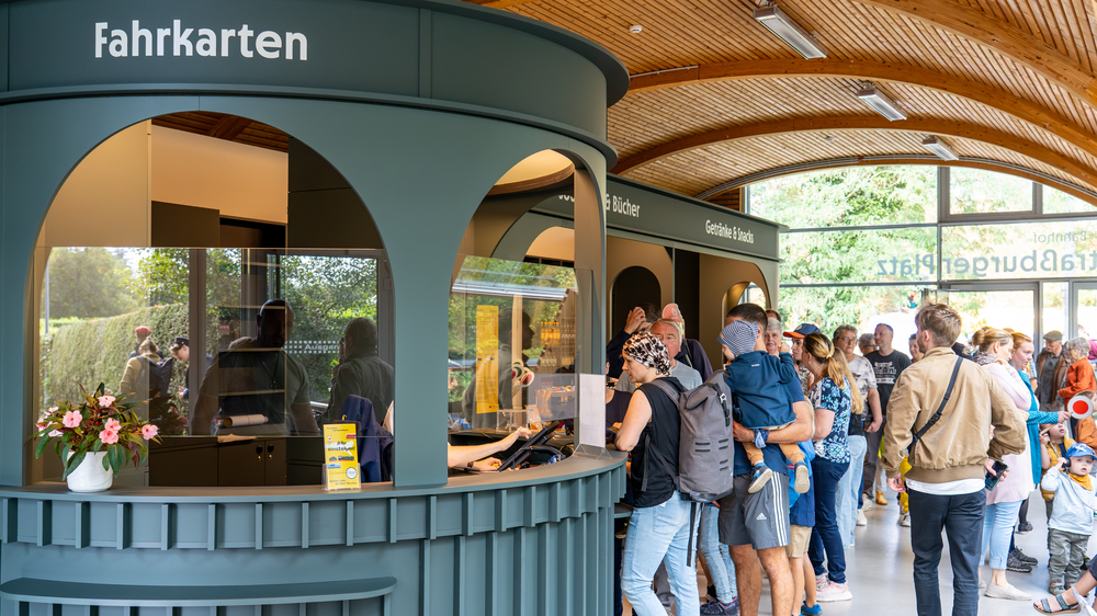 Großer Andrang am neu gestalteten Bhf Straßburger Platz zum Dampflokfest © Ben Walther