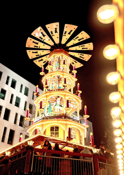 Auf den oberen drei der sechs Ebenen drehen sich liebevoll gestaltete Weihnachtsfiguren, die beiden unteren Etagen der etwa 20 Meter hohen Weihnachtspyramide sind begehbar. Foto: DJD/Tourismusverband Chemnitz Zwickau Region/Hannes Kurth