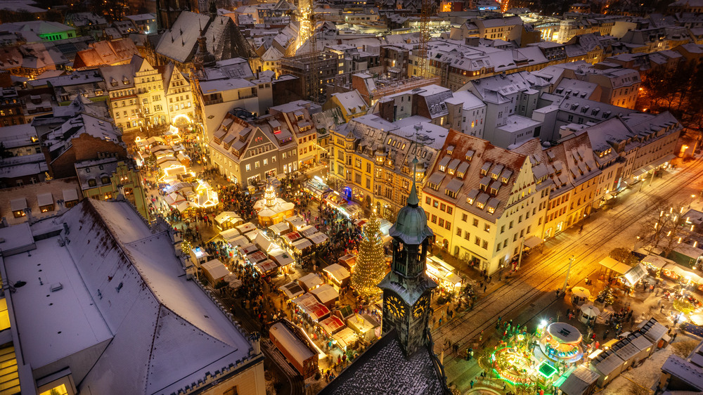 Blick von oben auf den Zwickauer Hauptmarkt in der stimmungsvollen Vorweihnachtszeit. Foto: DJD/Tourismusverband Chemnitz Zwickau Region/Marko Unger