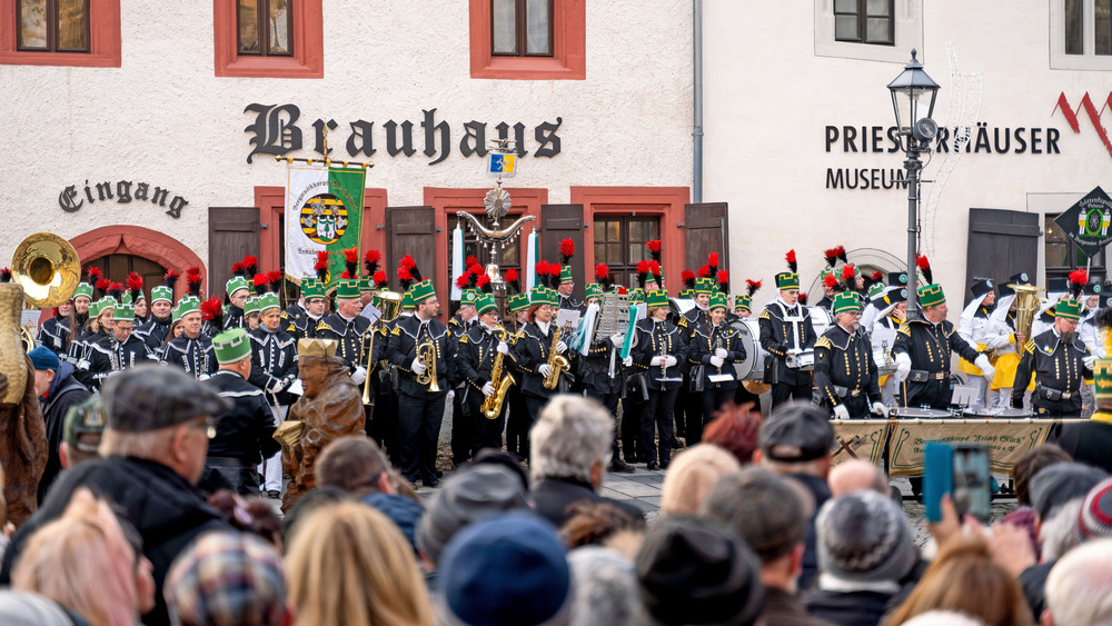 Impressionen von der Bergparade in Zwickau, im Hintergrund die Priesterhäuser, sie zählen zu den ältesten erhaltenen Wohnbauten Deutschlands. Foto: DJD/Tourismusverband Chemnitz Zwickau Region/Oliver Goehler