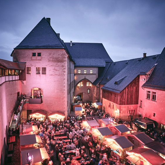 Die Schlossweihnacht im Hof von Schloss Rochlitz findet am 13. und 14. Dezember 2025 statt. Foto: DJD/Tourismusverband Chemnitz Zwickau Region/Daniel Köhler