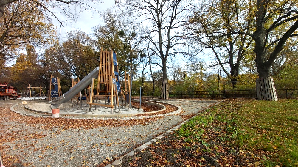 Der Toeplerpark im Stadtteil Tolkewitz wird seit Juni 2025 neu gestaltet, erste Spielgeräte haben bereits ihren Platz gefunden. Foto: MeiDresden.de