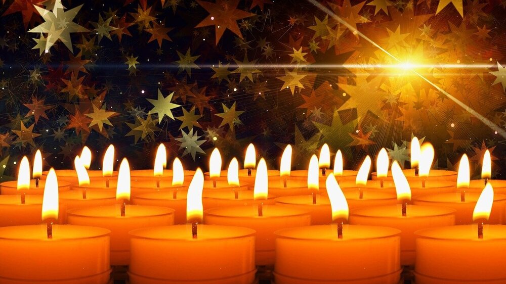 Ob als weihnachtliche Deko oder unterm Stövchen – Teelichter sorgen jetzt in der kalten Jahreszeit für warmes Licht in vielen Haushalten. Foto: Gert Altmann (Pixabay)