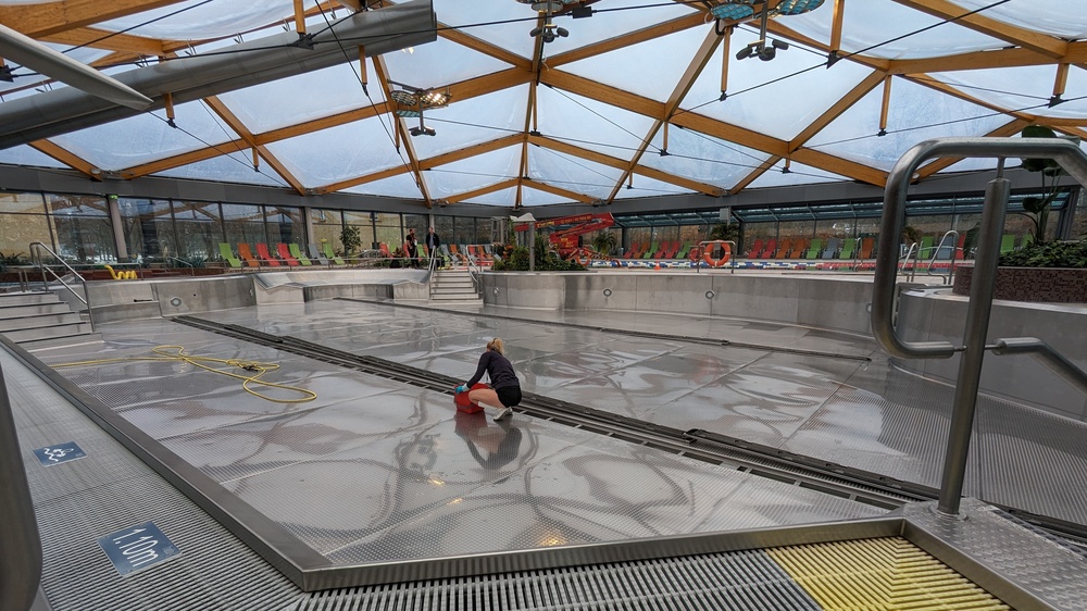 Dresdens Familienbad muss ab dem kommenden Sonnabend für gut zwei Wochen geschlossen bleiben, zumindest die Schwimmhalle. Während die Saunalandschaft „Schwitzen zwischen Alten Meistern“ regulär geöffnet ist. Foto: Dresdner Bäder GmbH