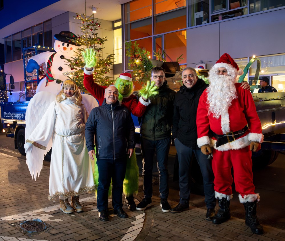 Lichterglanz und Adventszauber – das Technische Hilfswerk überrascht die kleinen Patientinnen und Patienten am Universitätsklinikum Dresden mit einer besonderen Aktion. Fotos: UKD / Kirsten Lassig