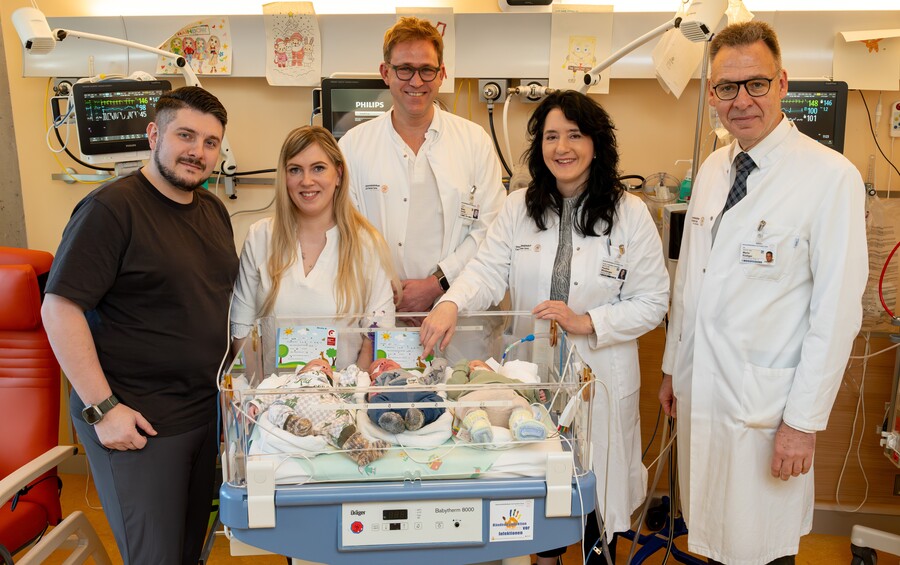 v. l.n.r. Die Eltern Markus und Synthia freuen sich mit Oberarzt Dr. Matej Komár, Prof. Pauline Wimberger, Direktorin Klinik für Frauenheilkunde und Geburtshilfe, und Prof. Mario Rüdiger, Leiter Neonatologie, über den Nachwuchs. Foto: UKD/Kirsten Lassig