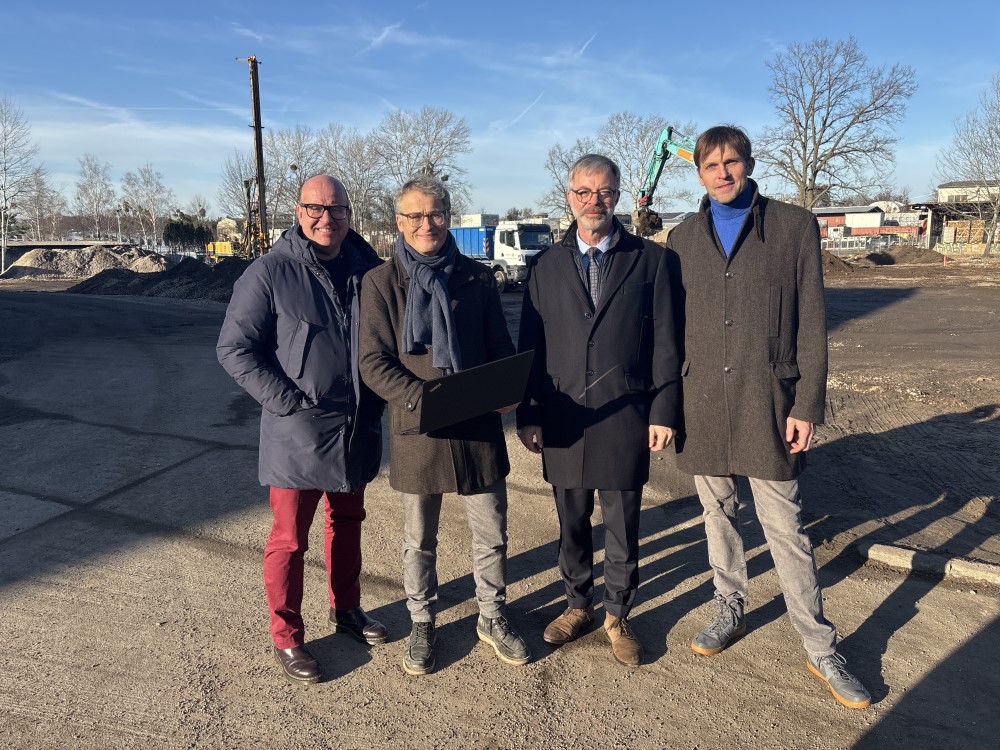 Jörg Kesting (Leiter Asset Management der Family Value Management GmbH), Architekt Clemens Richter vom Dresdner „Atelier Lauströer Richter Architekten“, Walter Bürkel (Vizepräsident der Landesdirektion Sachsen) und Jens Krüger vom Wirtschaftsservice der Landeshauptstadt Dresden   Foto: meeco Communication Services