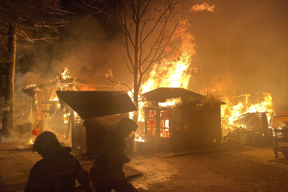 © Roland Halkasch Scheune im Vollbrand, Feuerwehrkameraden im Vordergrund