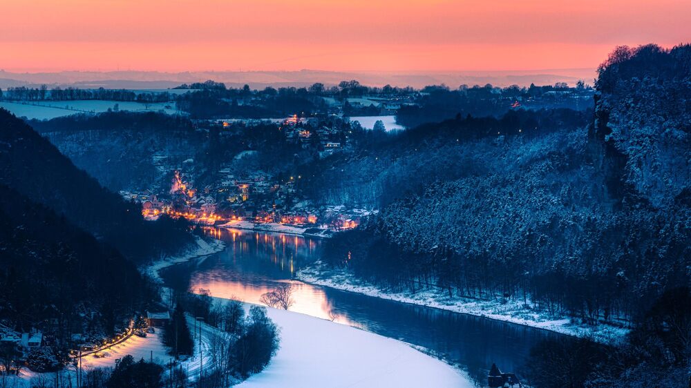 Blick im Winter über die Elbe auf den Kurort Rathen Foto:Kenny Scholz/Tourismusverband Sächsische Schweiz e.V