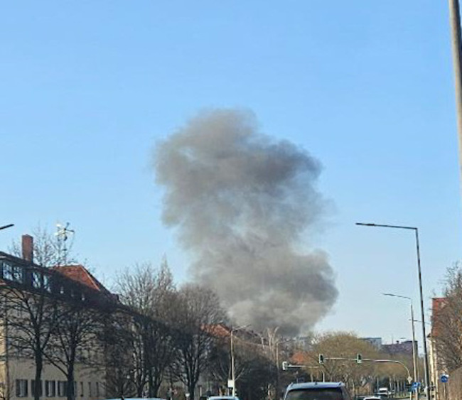 © Feuerwehr Dresden Bereits auf der Anfahrt war die Rauchsäule gut zu erkennen.