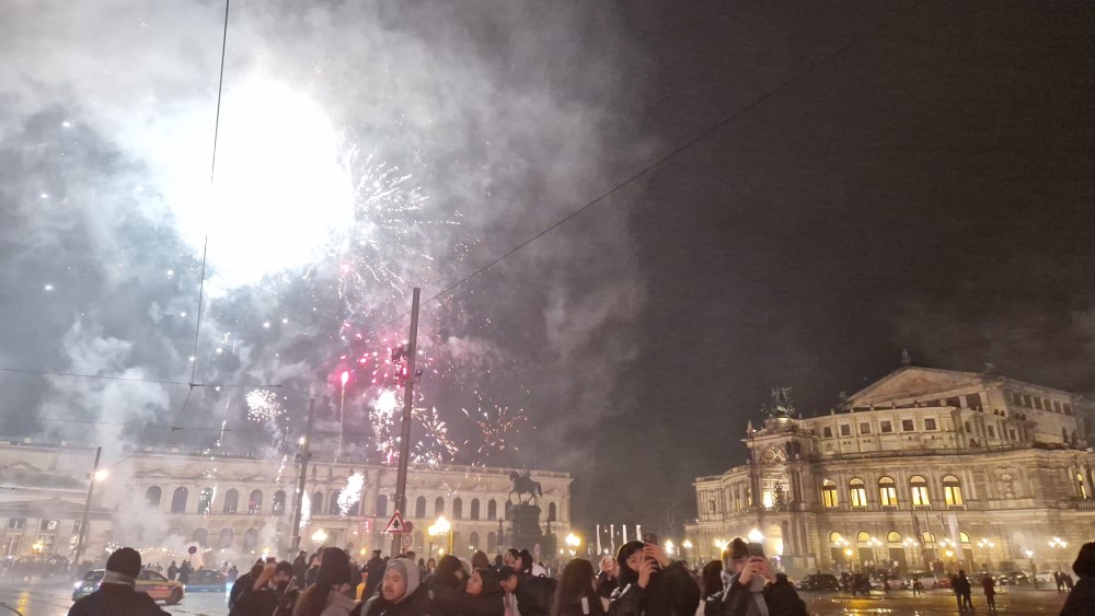 Silvester Theaterplatz - Polizei fährt Streife Foto: Michel Rotsch