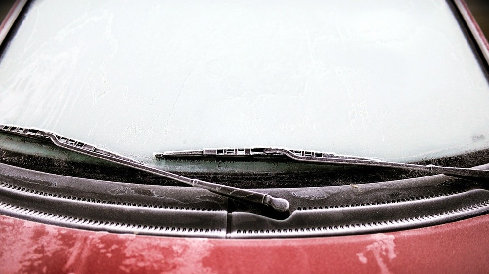 So entfernen Autofahrer Eis richtig und vermeiden Schäden, Ärger und Bußgelder. Foto: congerdesign auf Pixabay