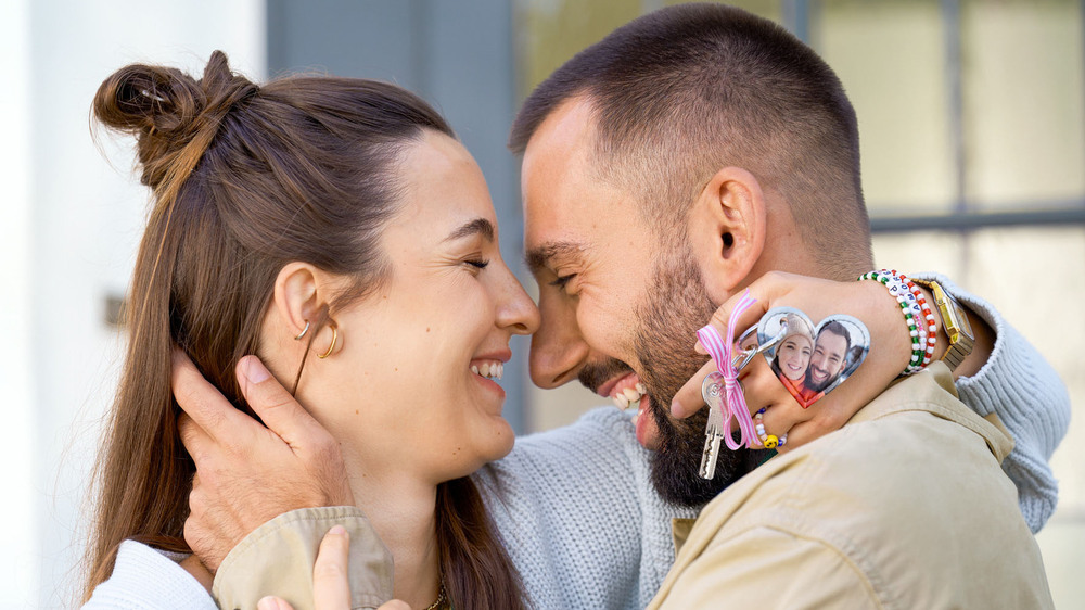 Besondere Erinnerungen verschenken: Fotopräsente sorgen am Valentinstag für strahlende Gesichter. Foto: DJD/CEWE