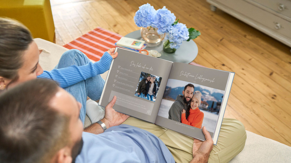 Unsere Liebesgeschichte: Ein Fotobuch hält besondere Erinnerungen und romantische Momente lebendig. Foto: DJD/CEWE