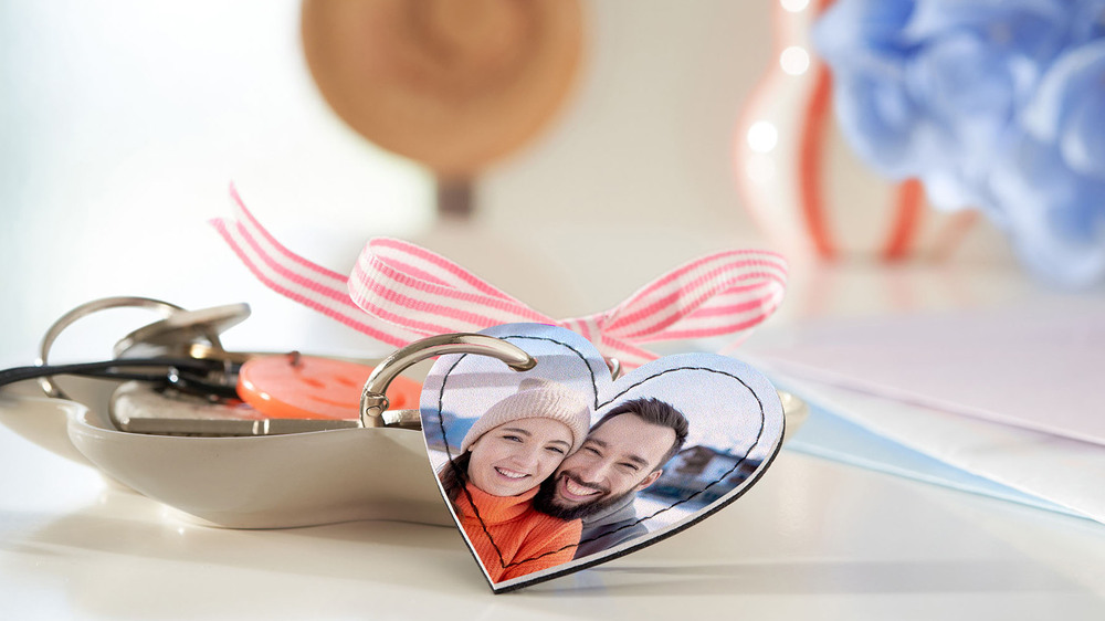 Ein Foto-Schlüsselanhänger in Herzform ist eine gelungene Überraschung zum Valentinstag. Foto: DJD/CEWE