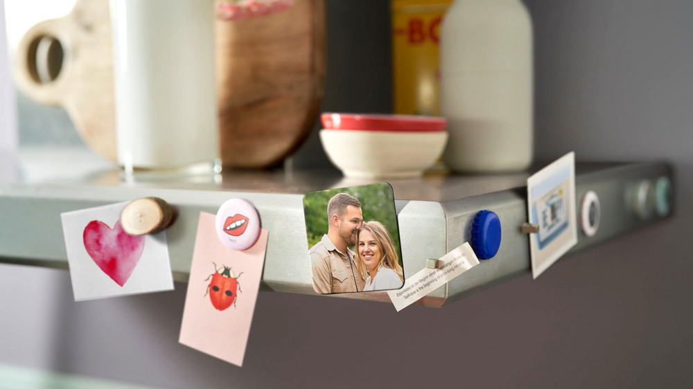 Erinnerungen im kleinen Format: Liebevoll gestaltete Fotomagnete bescheren immer wieder einen Glücksmoment im Alltag. Foto: DJD/CEWE