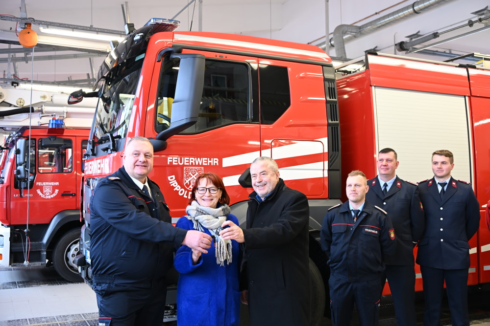 (Landratsamt Pirna, v.l.n.r.): Stadtwehrleiter Michael Ebert, Oberbürgermeisterin Kerstin Körner und Landrat Michael Geisler sowie Kameraden der Freiwilligen Feuerwehr Dippoldiswalde