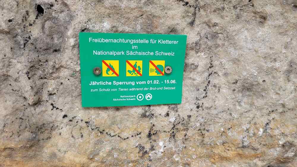 Um den Schutz wertvoller Lebensräume und bedrohter Tierarten während der Brut- und Setzzeit im Nationalpark Sächsische Schweiz zu gewährleisten, ist seit dem ersten Februar bis zum 15. Juni das Freiübernachten im Nationalpark Sächsische Schweiz nicht erlaubt. Besucher werden auf den Schildern in den offiziellen Freiübernachtungsstellen über den Sperrzeitraum informiert.. Foto: Hp. Mayr