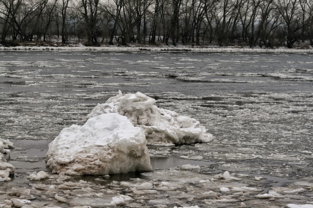 Eisberge in Geesthacht - aufgenommen vom Elbufer in Stove  Foto: Fabian/Instagram @drs.spotting