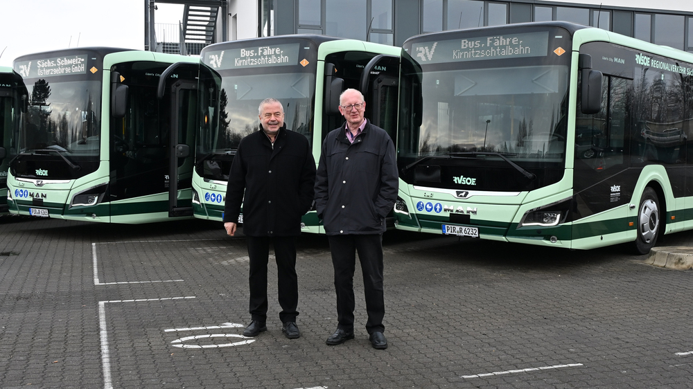 Übergabe elf neuer Busse mit innovativer HVO100-Technologie an die RVSOE GmbH. Foto: Landratsamt Sächsische Schweiz-Osterzgebirge