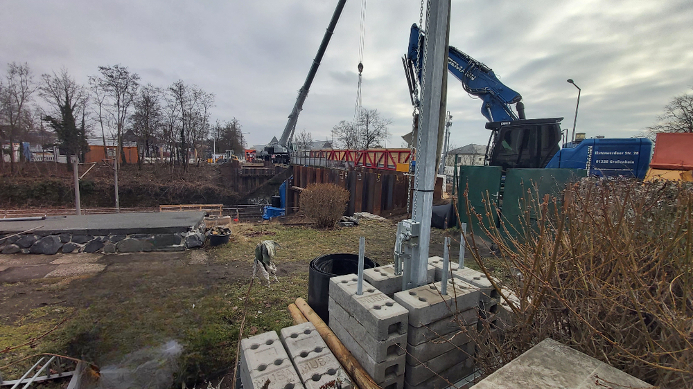 Neustadt: Einhub der Fußgängerbehelfsbrücke zur Straßenüberführung Fabricestraße . Foto: MeiDresden.de