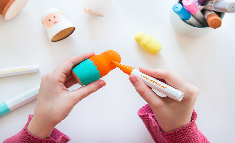 Mit breiteren Markern sind die Matroschka-Figuren schnell in der gewünschten Grundfarbe angemalt. Foto: DJD/Pilot Pen/Christin Pardun