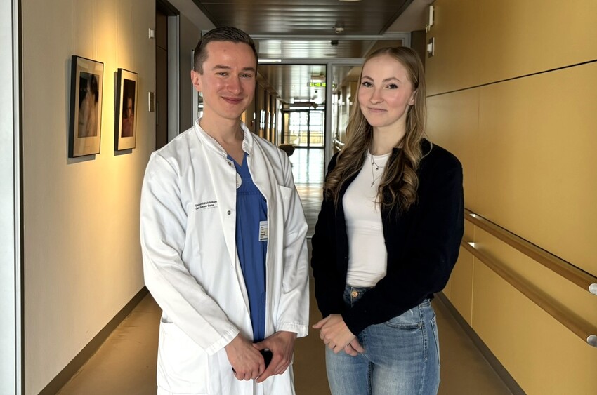 Lilly ist Patientin am UniversitätsCentrum für Seltene Erkrankungen (USE) und in der Spezialambulanz. Ihr Arzt Dr. Timmy Strauß behandelt dort die Symptome ihrer seltenen Erkrankung. Foto: UKD / Annechristin Bonß