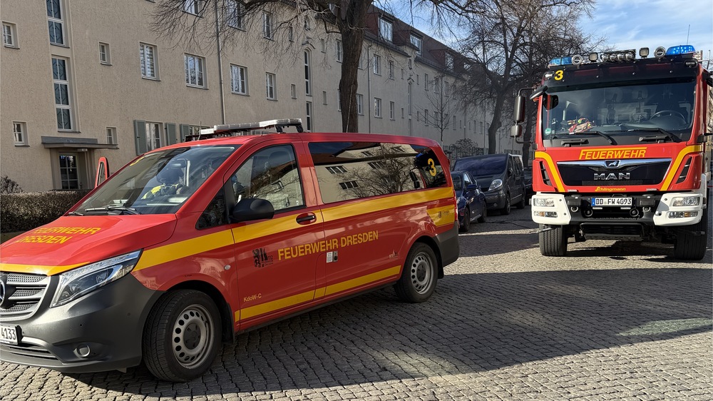 © Feuerwehr Dresden Einsatzfahrzeuge stehen auf der Altenberger Straße