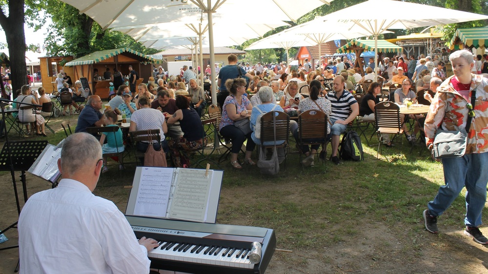 Unterhaltung im  Biergarten zum Open Air Trödelmarkt. PR  Korczynsky