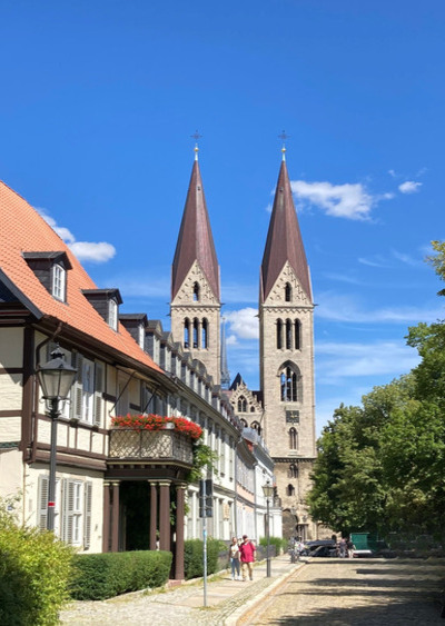 Um den gotischen Dom gruppieren sich verwinkelte Fachwerkgassen. Foto: DJD/Tourist Information Halberstadt/Monika Klytta