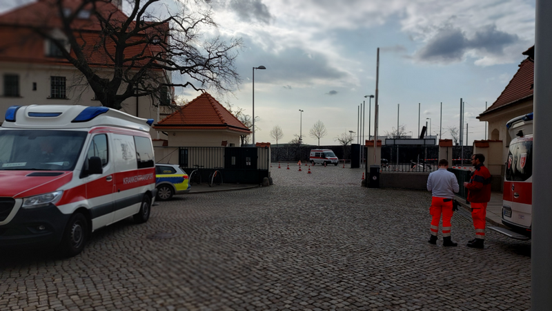 Einsatzfahrzeuge von Rettungsdienst und Polizei vor der Notunterkunft in der MESSE DRESDEN. Foto: MeiDresden.de